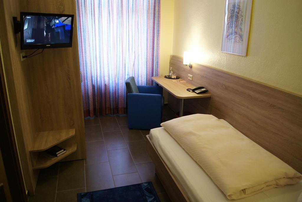 Hotel "Drei Rosen" Ohg Regina & Hans - Peter Fassbinder Leinefelde-Worbis Dış mekan fotoğraf