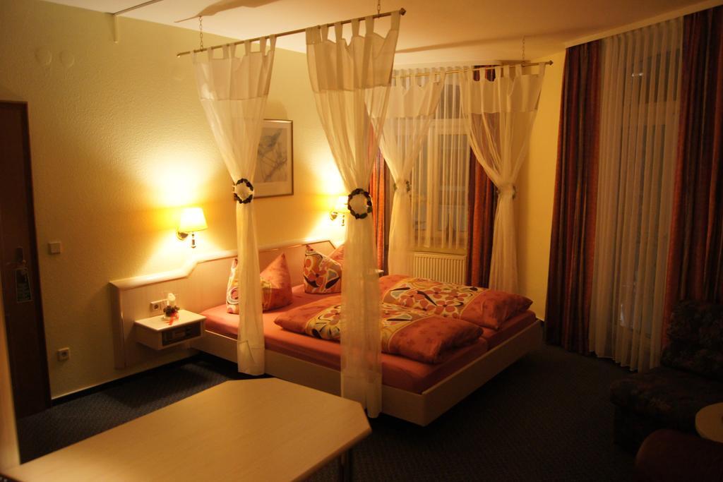 Hotel "Drei Rosen" Ohg Regina & Hans - Peter Fassbinder Leinefelde-Worbis Dış mekan fotoğraf