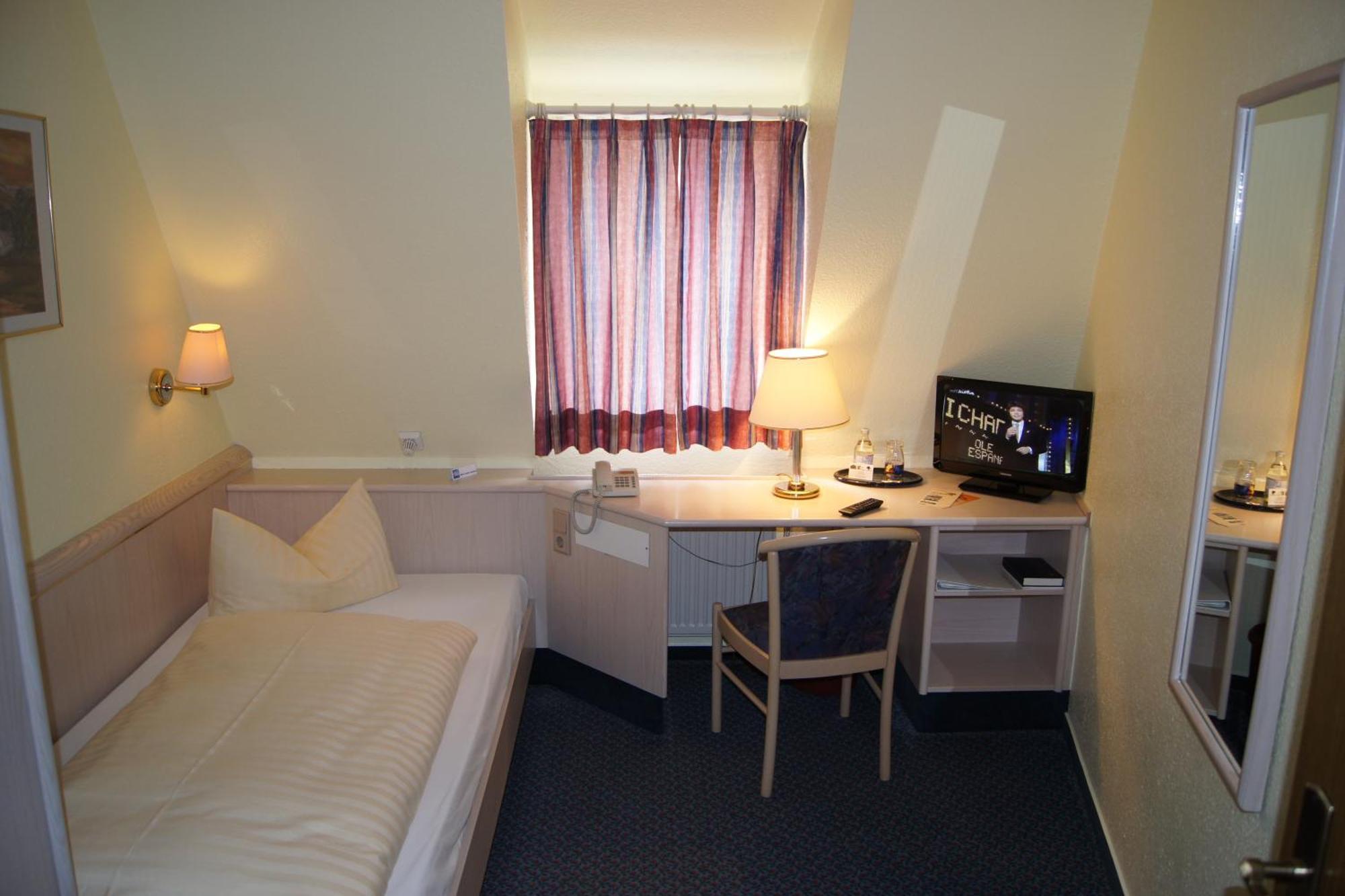 Hotel "Drei Rosen" Ohg Regina & Hans - Peter Fassbinder Leinefelde-Worbis Dış mekan fotoğraf